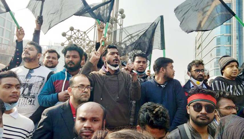 Former VP of DUCSU Nurul Haque Nur speaks at a rally organised by Chhatra, Juba Sramik Adhikar Parishad in the city's Karwan Bazar intersection on Wednesday chanting slogan with 'Day of Snatching Voting Rights'.