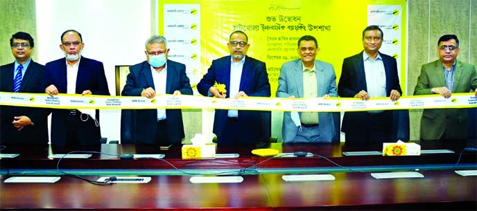 Syed Habib Hasnat, Managing Director of NRB Global Bank Limited, inaugurating its Hatkhola Islami Banking sub-branchon at Wari through virtually in the city recently. Md. Golam Sarwar, Kazi Mashiur Rahman Jayhad, DMDs of the bank were also present.