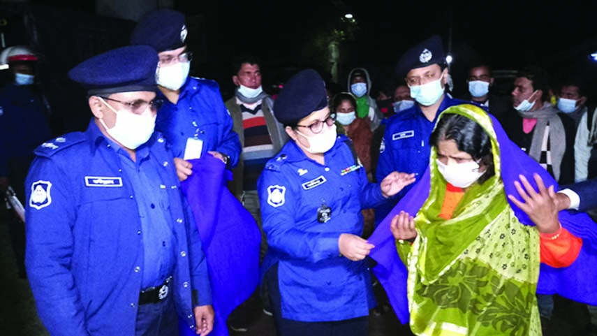 Police Superintendent of Jhalakathi Fatiha Yasmin distributes warm clothes among cold-hit poor people at Kathalia upazila in Jhalokathi on Wednesday midnight.