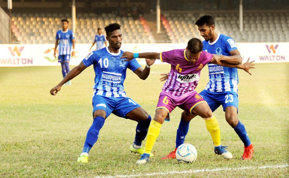 A scene from the first quarter-final match of the Walton Federation Cup Football between Sheikh Russel Krira Chakra Limited and Chattogram Abahani Limited at the Bangabandhu National Stadium on Friday.