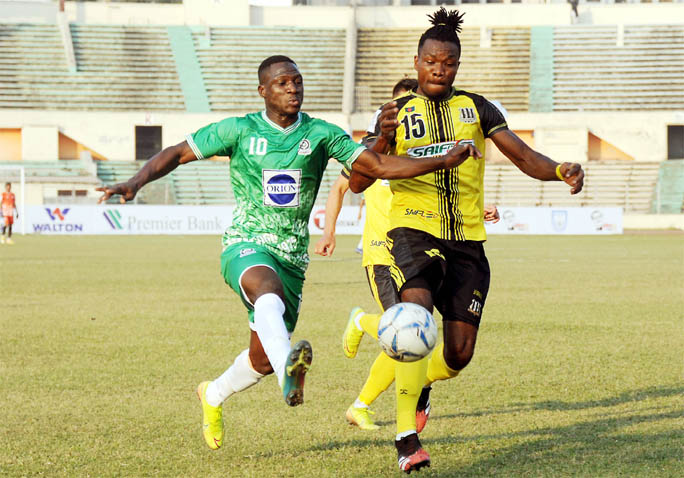 A moment of the quarter-final match of the Walton Federation Cup Football between Saif Sporting Club and Dhaka Mohammedan Sporting Club at the Bangabandhu National Stadium on Saturday.