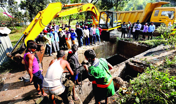 Workers of Dhaka South City Corporation (DSCC) remove waste from drainage pits at Panthapath Box Culvert in the capital yesterday as part of its plan to clean canals and Box Culverts across the city.