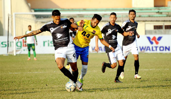 An action from the quarter-final match of the Walton Federation Cup Football between Bashundhara Kings and Sheikh Jamal Dhanmondi Club Limited at the Bangabandhu National Stadium on Sunday.