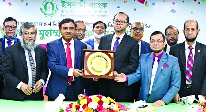 Mohammed Monirul Moula, the newly appointed Managing Director of Islami Bank Bangladesh Limited receiving crest from Muhammad Qaisar Ali, Additional Managing Director at a reception ceremony at its head office in the city on Saturday. Top executives of th