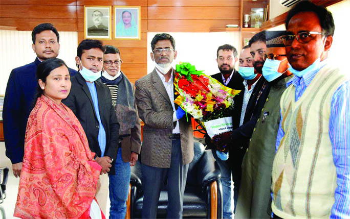 The newly elected committee of Khulna University of Engineering and Technology (KUET) Officers' Association presents a flower bouquet to KUET Vice-Chancellor Prof Dr Quazi Sazzad Hossain while exchanging New Year greetings on Sunday.