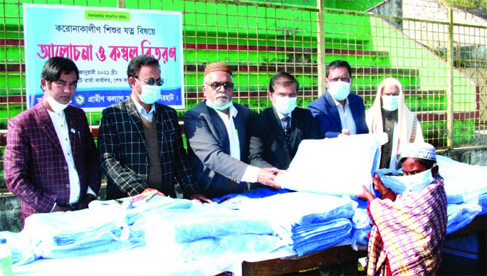 Dr SM Shafiqul Islam Kanu, Executive Director of Grameen Kalyan Sangstha, distributes blankets among the cold-hit people at the Sheikh Kamal Stadium premises in Lalmonirhat on Monday morning.