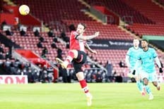 Southampton's English striker Danny Ings (right) shoots to score the opening goal of the English Premier League football match against Liverpool at St Mary's Stadium in Southampton, southern England on Monday.