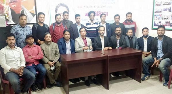 President of BNP, Chattogram Mohanagar Dr. Shahadat Hossain seen with the members of TV camera journalists association yesterday.