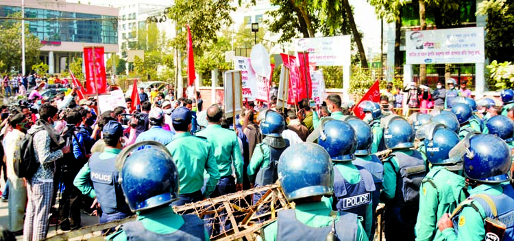 Activists of Left Democratic Alliance protest outside Nirbachan Bhaban at Agargaon in Dhaka on Wednesday demanding removal of the incumbent Election Commission.