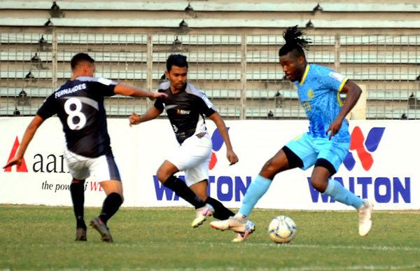 An action from the second semi-final match of the Walton Federation Cup Football between Bashundhara Kings and Dhaka Abahani Limited at the Bangabandhu National Stadium on Thursday.