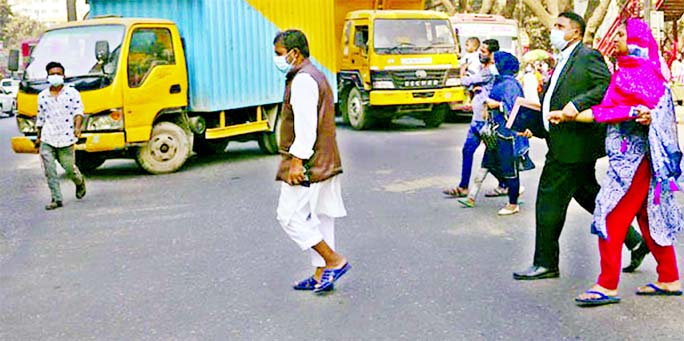 Jaywalkers cross the College Gate Road opposite to the Shaheed Suhrawardy Medical College and Hospital in the capital risking their lives on Friday.