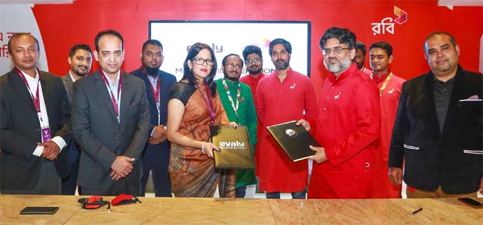 Shamima Nasrin, Chairman of Evaly and Shihab Ahmad, Chief Commercial Officer (CCO) of Robi, exchanging a MoU signing document at Robi's head office in the city recently. Under the deal, Evaly customers will be able to purchase Robi's android smart devic