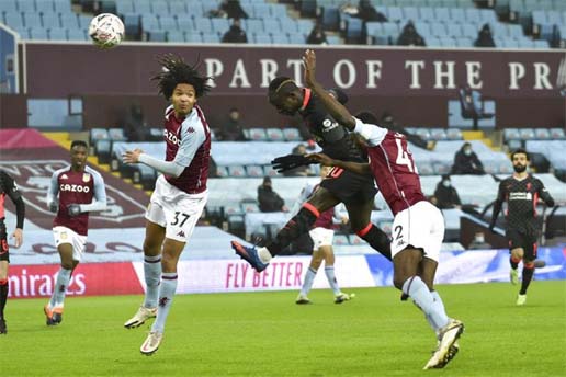 Liverpool's Sadio Mane (center) scores his side's first goal during the FA Cup third round soccer match against Aston Villa at Villa Park stadium in Birmingham, England on Friday.