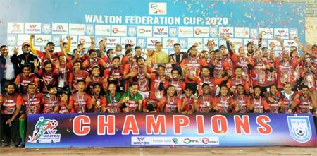 Members of Bashundhara Kings, the champions in the Walton Federation Cup Football with the chief guest State Minister for Youth and Sports Zahid Ahsan Russel and the BFF officials pose for a photo session at the Bangabandhu National Stadium on Sunday.