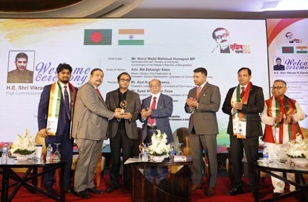 Sayem Sobhan Anvir, Managing Director of Bashundhara Group, receiving the Excellence Award-2021 from AK Saxena, President of Indian Importers Chamber of Commerce and Industry at a city hotel on Monday. Industries Minister Nurul Majid Mahmud Humayun and Vi