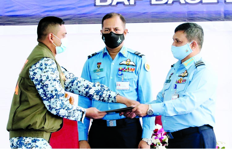 Chief of Air Staff Air Chief Marshal Masihuzzaman Serniabat distributes certificates among the trainees of the first aeromedical course of BAF on Tuesday. ISPR photo