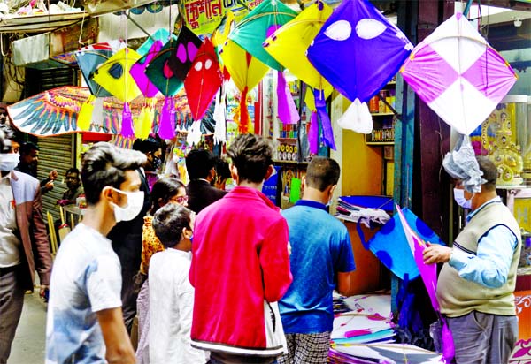 Most parts of Bangladesh celebrate the last day of Poush, the second month of winter in the Bengali calendar, as Poush Sanktranti with local delicacies and cakes, but to the residents of Old Dhaka, it is the Shakrain kite festival. The shops of Shankharib