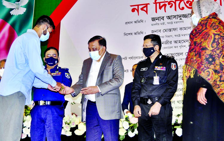 Home Minister Asaduzzaman Khan, among others, at a ceremony titled 'Naba Diganter Pathe' organised on the occasion of militants' surrender at RAB Headquarters in the city on Thursday.