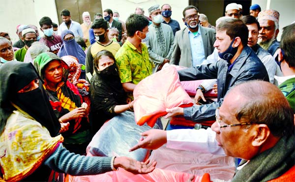 President of Dhaka Samity Alhaj Md. Harun-Ar-Rashid distributes blankets among the cold-hit poor people in the city's Nayabazar area on Friday.