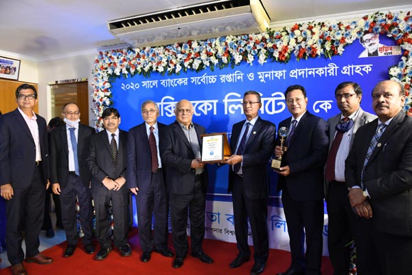 Sayed Naved Hossain, Director & CEO of Beximco Group, receiving the 'Client of the Year' award for being the highest exporter of Janata Bank Limited from the bank's Managing Director Abdus Salam Azad, at a function held at the bank's head office in th