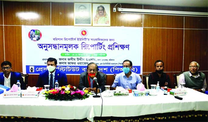 Zafar Wazed, Director General of Press Institute of Bangladesh (PIB) speaks at the concluding ceremony of three-days long training on 'investigative journalism' at Barishal Circuit House on Saturday afternoon. Jasimuddin Haidar, deputy commissioner Bari