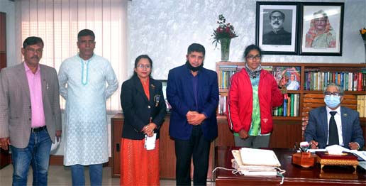 Hamida Akhter Jeba (second from right), a student of MBA Department of Dhaka University showing her gold medal at the Dhaka University's Vice-Chancellor office room on Monday. Jeba won gold medal and Taka 5 lakh in the women's category of the Bangabandh