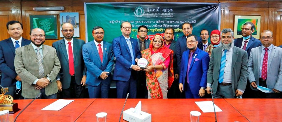 Mohammed Monirul Moula, Managing Director and CEO of Islami Bank Bangladesh Limited, handing over a crest to Shahida Perveen, a woman entrepreneur and investment client of the bank for achieving the first position in the 'President's Industrial Developm