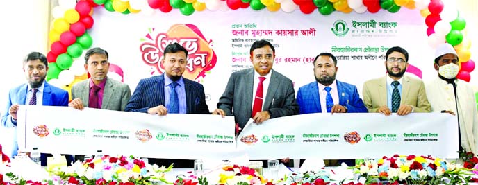 Muhammad Qaisar Ali, Additional Managing Director of Islami Bank Bangladesh Limited, inaugurating its new sub-branch under Gandaria branch at Mirhajirbagh Chowrasta in the city on Thursday. Abu Sayed Md. Idris, Head of Dhaka South Zone, senior officials o