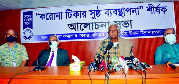 Trustee of Ganoswasthya Dr. Zafrullah Chowdhury speaks at a discussion on 'Proper Management of Corona Vaccine' organised at Ganoswasthya Kendra in the city's Dhanmondi on Friday.
