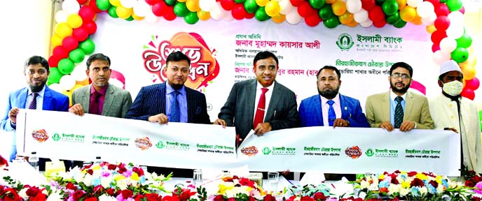 Muhammad Qaisar Ali, Additional Managing Director of Islami Bank Bangladesh Limited, inaugurating the bank's Mirhajirbagh Chowrasta Sub-branch under Gandaria Branch in Dhaka on Thursday. Abu Sayed Md Idris, Head of Dhaka South Zone and Kazi Samiul Rahman