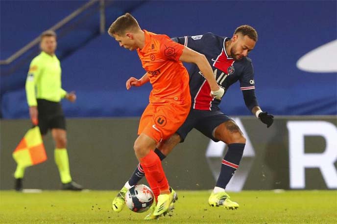 PSG's Neymar (right) fights for the ball with Montpellier's Arnaud Souquet during the French Ligue 1 soccer match at the Parc des Princes stadium in Paris, France on Friday.