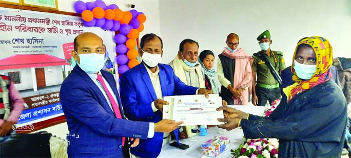 A total of 10 landless families in Bauphal Upazila of Patuakhali district received houses on Saturday as a gift from Prime Minister Sheikh Hasina on the occasion of the 'Mujib Barsho'. Upazila Chairman Motalib Howlader and UNO Jakir Hossen handed over t