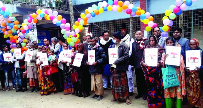A total of 165 homeless and landless families in Phulbaria Upazila in Kurigram received homes on Saturday as a gift from Prime Minister Sheikh Hasina on the occasion of the 'Mujib Barsho'. The beneficiaries are seen showing the documents of the homes in