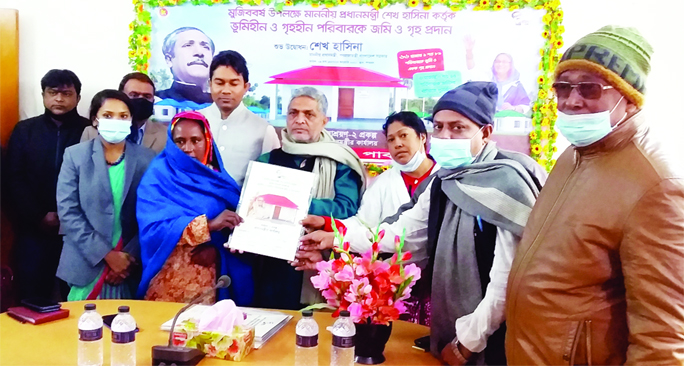 A total of 30 landless families in Chatmohar Upazila of Pabna district received houses as a gift from Prime Minister Sheikh Hasina on the occasion of 'Mujib Barsho.' Upazila Chairman Md Hamid Master and UNO Md Saikat Islam jointly distributed the keys a