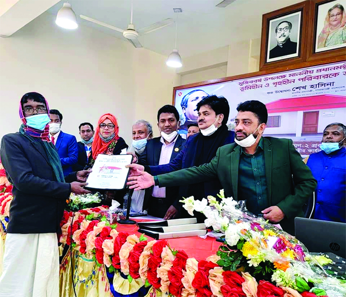 Six landless families in Sonargaon Upazila of Narayanganj district received homes as a gift from Prime Minister Sheikh Hasina on the occasion of 'Mujib Barsho.' Liakat Hossain Khoka, MP, and UNO Atiqul Islam handed over the houses at a ceremony held in