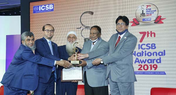 Mohammed Monirul Moula, Managing Director and CEO of Islami Bank Bangladesh Limited, receiving National Gold Award-2019 from Commerce Minister Tipu Munshi, conferred by Institute of Chartered Secretaries of Bangladesh (ICSB) for corporate governance excel
