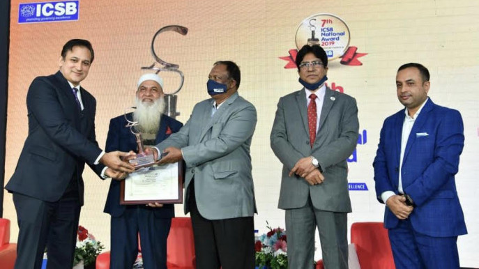 Mahboob-Ur-Rahman, Chairman of The Peninsula Chittagong Limited receiving the award from Commerce Minister Tipu Munshi at Hotel Radisson Blu Water Garden in the city on Saturday.