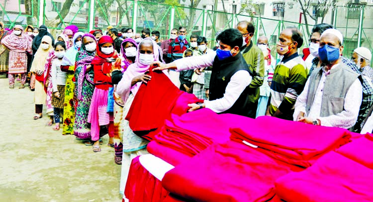 With the efforts of DSCC Mayor Barrister Sheikh Fazle Noor Taposh, 26 No Ward Councillor of DSCC Hasibur Rahman Manik distributes blankets among the cold-hit poor people in the city's Azimpur, Rasulbagh area on Monday.