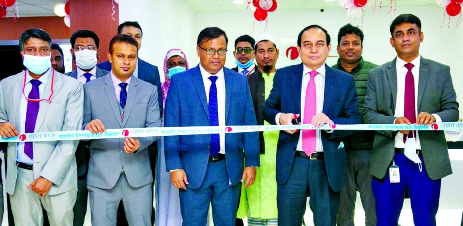 M. Fakhrul Alam, Managing Director of ONE Bank Limited, inaugurating its sub-branch at Sataish Boro Bazar in Tongi West in Gazipur on Monday. High officials of the bank and local elites were also present.