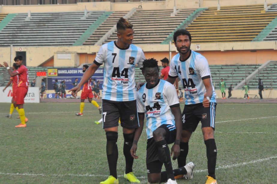 Players of Sheikh Jamal Dhanmondi Club Limited celebrating after defeating Arambagh Krira Sangha in their match of the Bangladesh Premier League (BPL) Football at the Bangabandhu National Stadium on Wednesday.