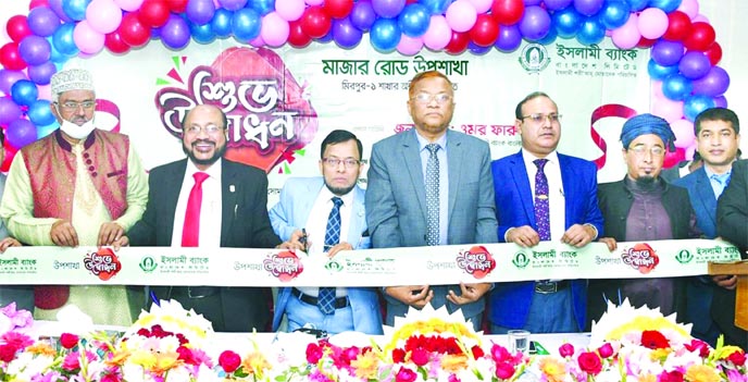 Md. Omar Faruk Khan, AMD of Islami Bank Bangladesh Limited, inaugurating its sub-branch at Mazar Road in city's Mirpur-1 recently. Md. Mosharraf Hossain, DMD, Mizanur Rahman, Head of Dhaka North Zone, other senior officials and local elites were also pre