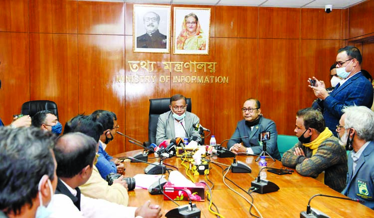 Information Minister Dr Hasan Mahmud exchanges views with the newly elected leaders of Bangladesh Photo Journalists Association at the seminar room of the ministry on Thursday.