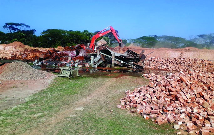 Department of Environment demolished 10 brick kilns in last 3 days in separate drives in Barishal .