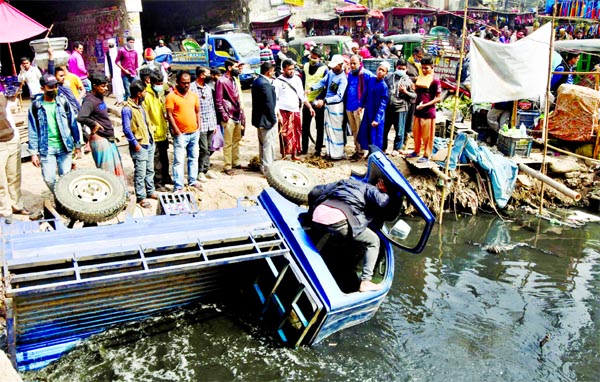 A goods-laden pickup van veers off a canal at Shonir Akhra in the city on Thursday due to no security bastion beside the road.