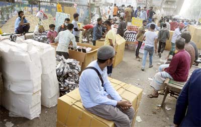 Evicted shop owners of Fulbaria Super Market sit on the street under Hanif Flyover to run their business temporarily. The snap was taken from in front of Gulistan BRTC Bus Stand in the city on Friday.