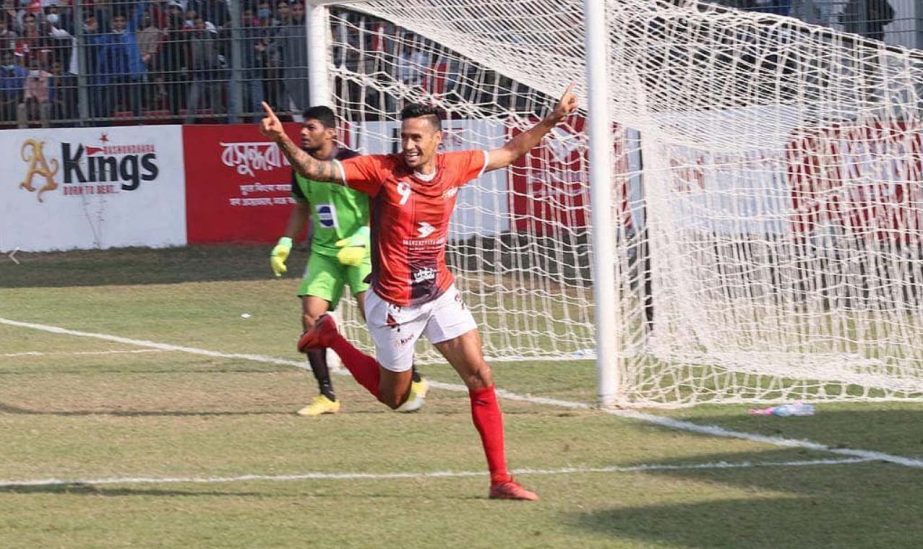 A moment of the match of the Bangladesh Premier League (BPL) Football between Bashundhara Kings and Dhaka Mohammedan Sporting Club Limited at Shaheed Dhirendranath Datta Stadium in Cumilla on Monday.