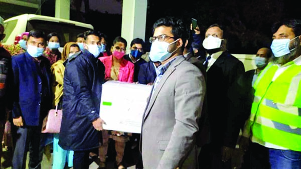 Acting Civil Surgeon of Chandpur Dr Sajeda Begum Polyn receives coronavirus vaccines sent by DGHS at Civil Surgeon Office yesterday.