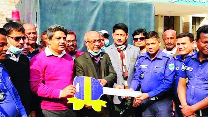 Barrister Selim Altaf George, MP from Kushtia-4 (Kumarkhali-Khoksa) constituency, hands over the key to a pick-up truck at a function to the Officer-in-Charge (OC) of Kumakhali Police Station Mujibur Rahman on Tuesday.