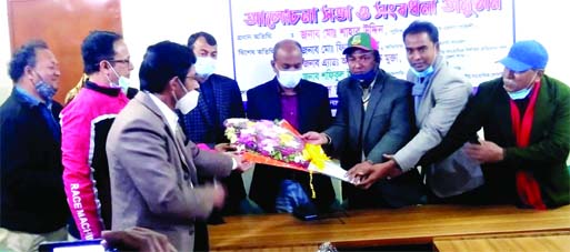 Three journalists from Ishwardi have been given a reception for their special achievements. On this occasion a discussion meeting and reception was organized at Ishwardi Upazila Press Club on Wednesday night. Pakshi Railway District Superintendent of Poli