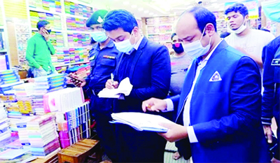 A mobile court of Rangpur district administration, led by Executive Magistrate Mahmud Hasan Mridha, conducts raids at a cloth shop at the Central Road area in the metropolis on Thursday.